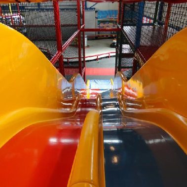 Rutschen im Indoorspielplatz Ballorig
